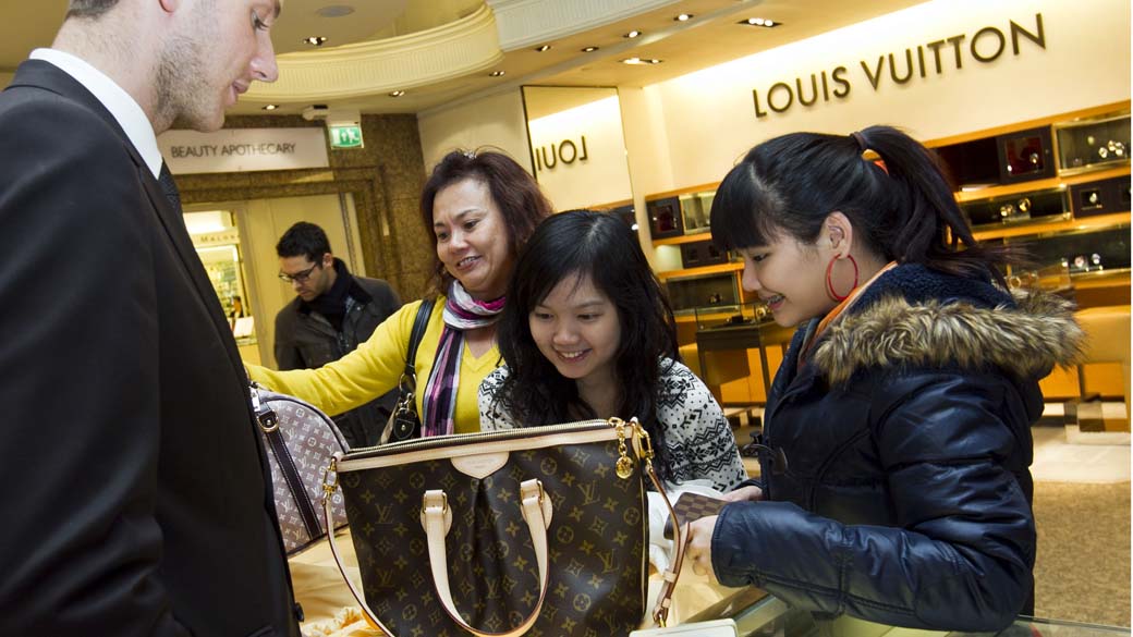Chinesas fazem compras em loja da Louis Vuitton, em Londres