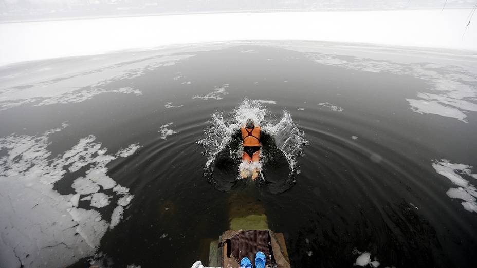 Chinesa nada no lago congelado Houhai, em Pequim