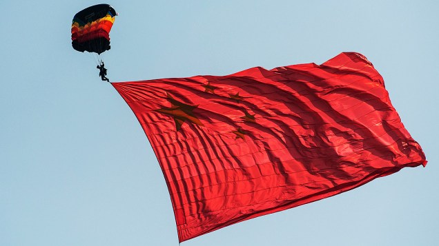 Paraquedistas do Exército chinês fazem demonstração de saltos durante a 9ª Feira Internacional de Aviação da China, em Zhuha