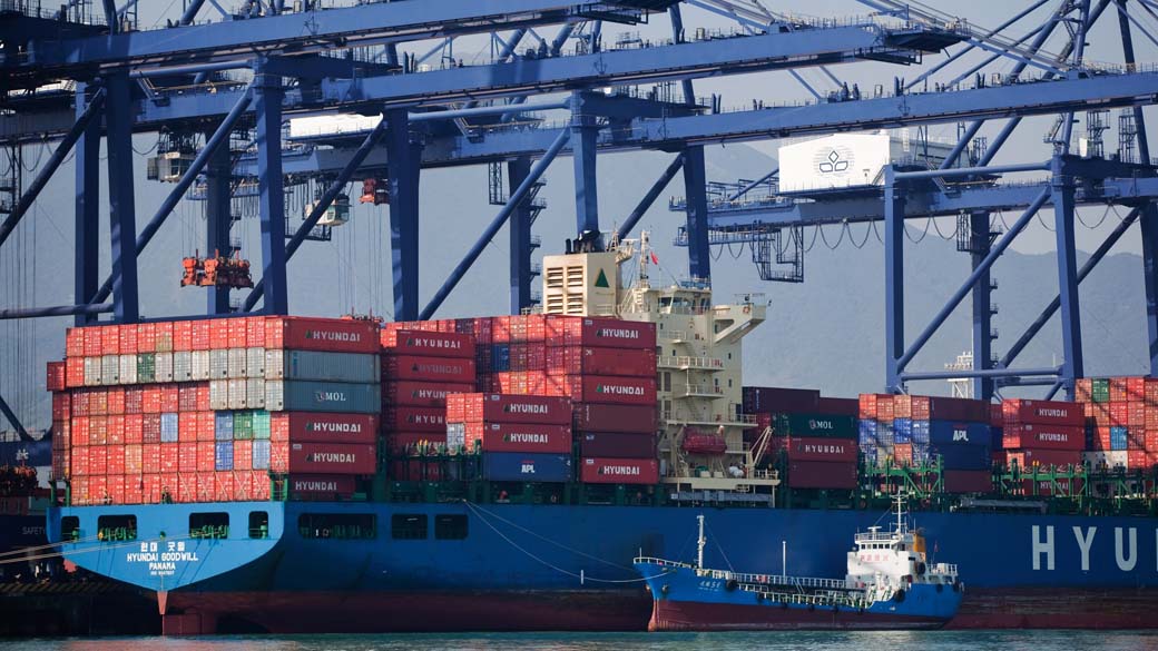 Navio atraca no porto de Shenzhen, na China
