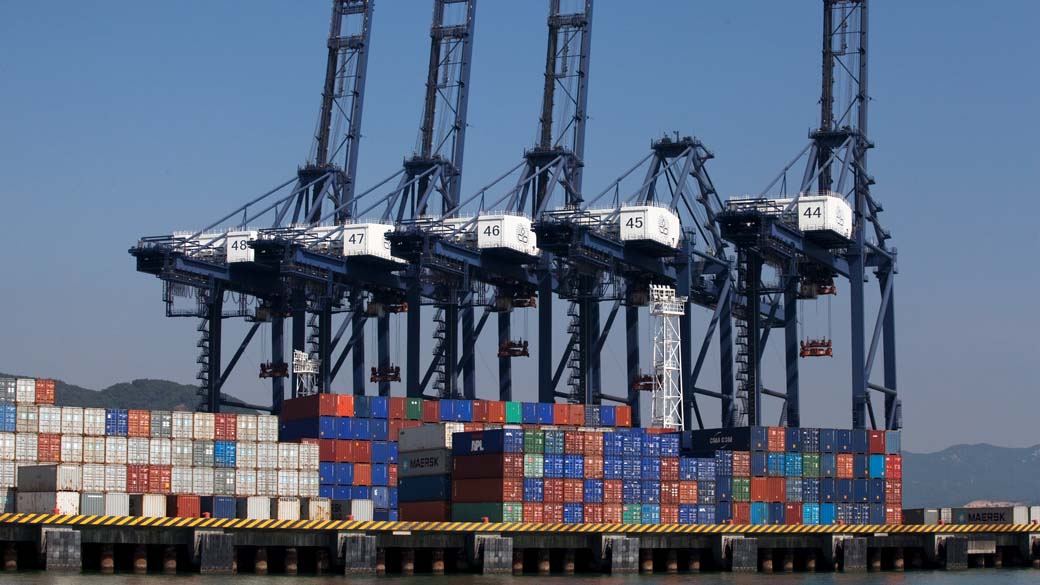 O porto de Shenzhen, na China: economia combinada dos Brics deve suplantar a americana daqui a 4 anos.