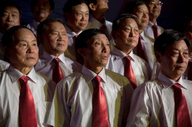 Coral se prepara para competir em Festival de Canções Vermelhas na cidade de Chongqing. As “canções vermelhas” são músicas folclóricas com letras adaptadas para exaltar a pátria comunista e seu líder imorredouro, Mao Tsé Tung