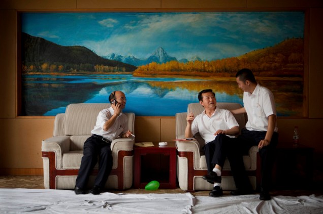 Funcionários do governo descansam em sala VIP durante o festival de músicas vermelhas de Chongqing: Pequim vê com bons olhos a onda de retomada do maoísmo
