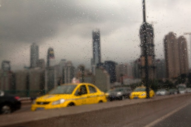 Num dia chuvoso, o paredão de prédios que forma o horizonte da cidade Chongqing parece ainda mais cinza