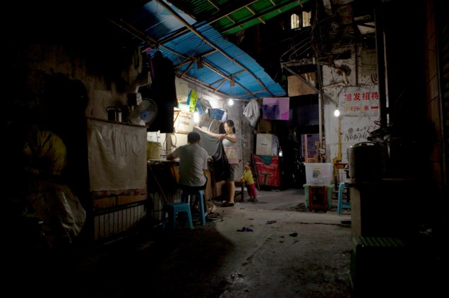 Mulher trabalha em oficina de costura improvisada no centro de Chongquing: o milagre chinês aumentou a distância entre ricos e pobres