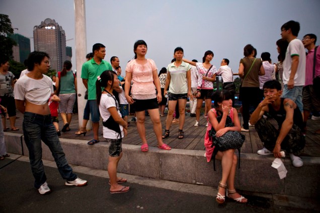 Jovens na praça principal de Guangzhou, capital da província de Guangdong, a mais liberal e mais rica da China