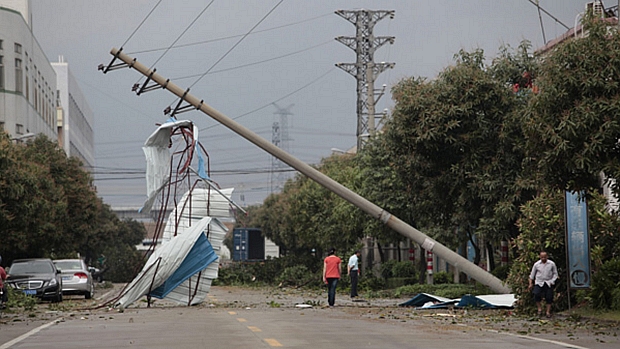 Poste é derrubado na província de Guangdong, na China: tempestade de granizo deixou ao menos 17 pessoas mortas.