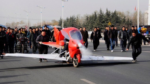 O chinês Zhang Xuelin pilota o avião que ele mesmo construiu durante um teste, nesta sexta-feira (30), em Jinan