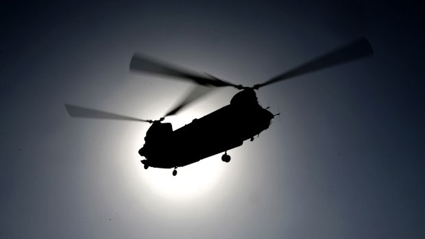 Helicóptero Chinook de dupla hélice, o mesmo modelo abatido no sábado, sobrevoa o Afeganistão