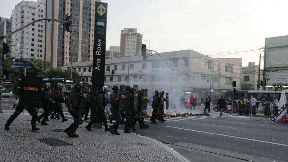 Manifestantes que fechavam a Rua Vergueiro entram em confronto com o Choque da PM