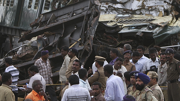 Serviços de resgate indiano tiveram dificuldade para socorrer os feridos devido ao mau tempo e falta de iluminação no local do acidente
