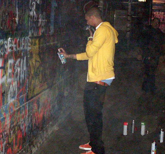 O cantor foi flagrado pichando um muro, em 2009.