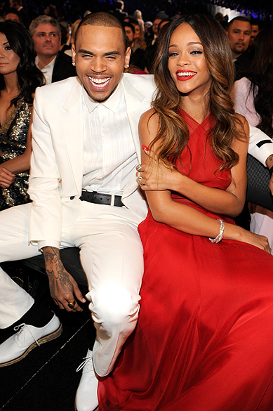 Em uma das primeiras fotos oficiais juntos, Chris Brown e Rihanna, no Grammy Awards