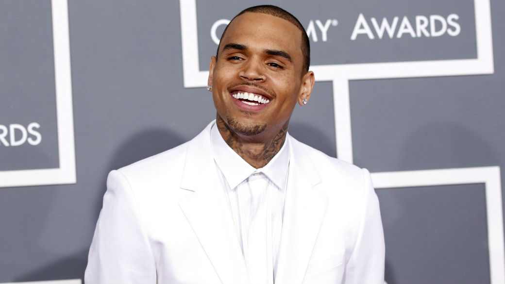 O rapper Chris Brown no tapete vermelho do Grammy de 2013