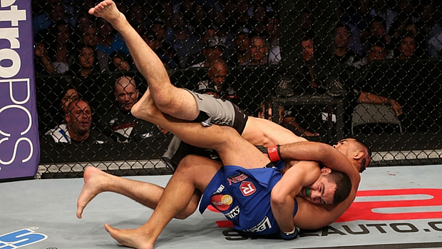 Chris Weidman (por cima) enfrentando Mark Muñoz