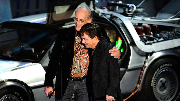 De volta ao passado: Christopher Lloyd e Michael J. Fox com o Delorean DMC-12, carro que transportava Marty McFly, de 'De Volta para o Futuro', no tempo