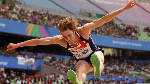 O britânico Christopher Tomlinson durante a prova salto em distância no Mundial de Atletismo em Daegu, Coreia do Sul
