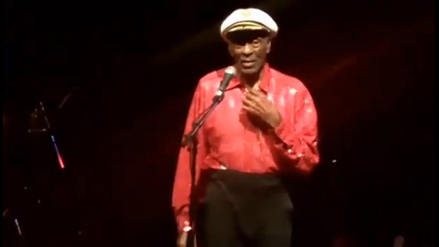 Chuck Berry em show em que desmaiou em Chicago