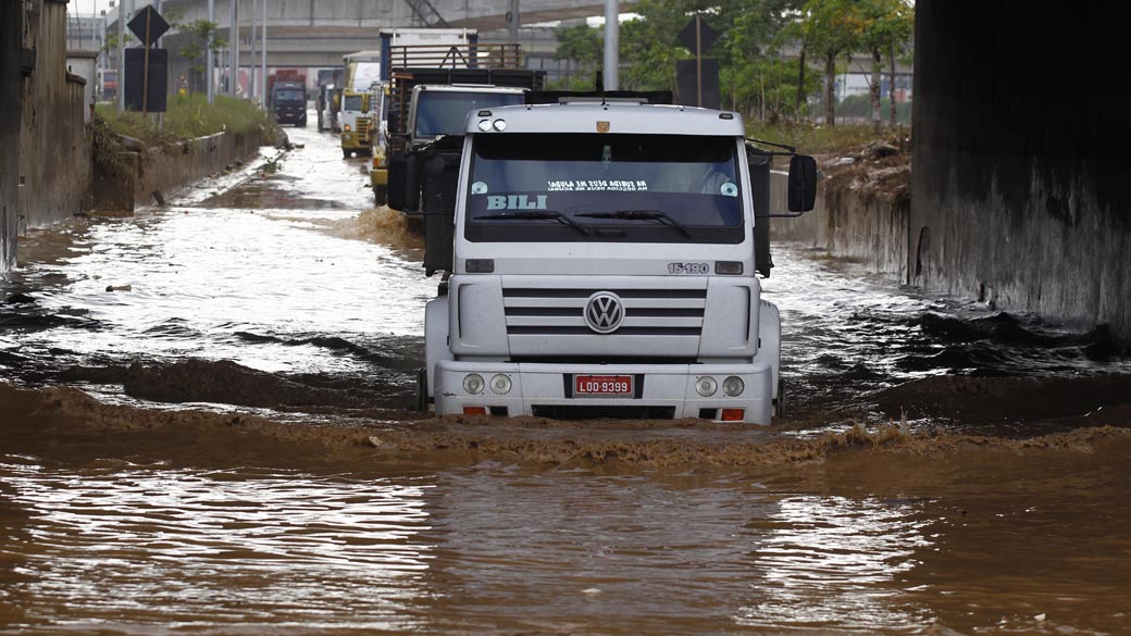 Caminhão passa em ponto de alagamento na ponte das Bandeiras, na zona norte de São Paulo