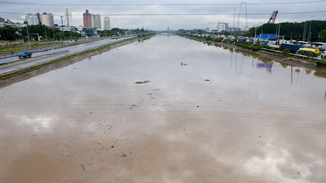 Vista do rio Tietê na altura da ponte do Limão após forte chuva que caiu nesta madrugada em São Paulo