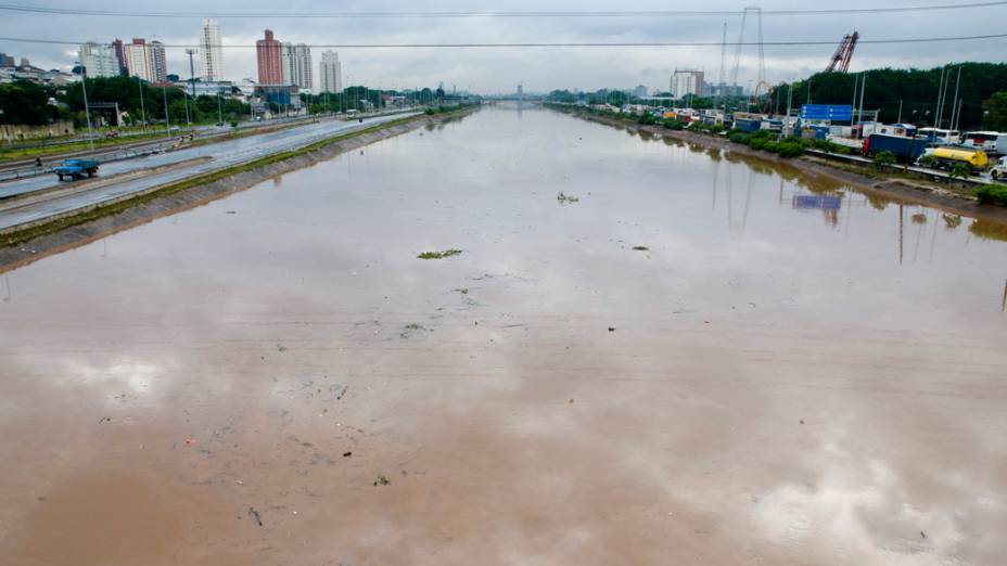 Vista do rio Tietê na altura da ponte do Limão após forte chuva que caiu nesta madrugada em São Paulo