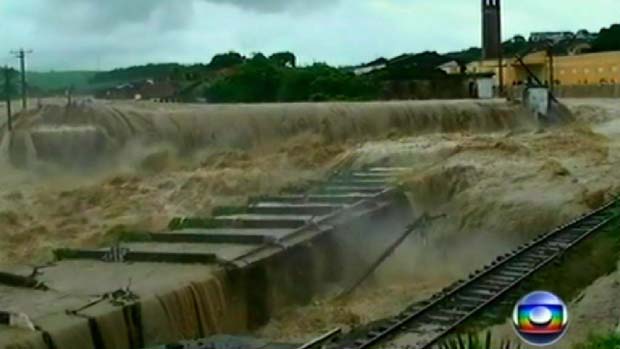 Linha de ferro em Rio Largo, Alagoas, totalmente tomada pela água.