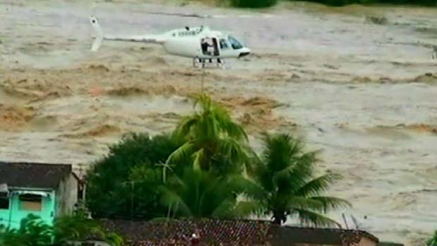 Helicóptero sobrevoa a enxurrada na cidade de Rio Largo, em Alagoas.