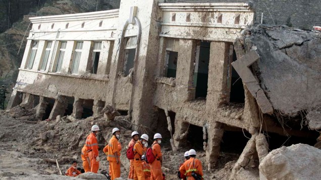 Bombeiros chineses buscam por sobreviventes de deslizamentos na cidade de Zhouqu, no nordeste da China. A região está sendo atingida por pesadas enchentes que já mataram centenas e deixaram cerca de mil desaparecidos