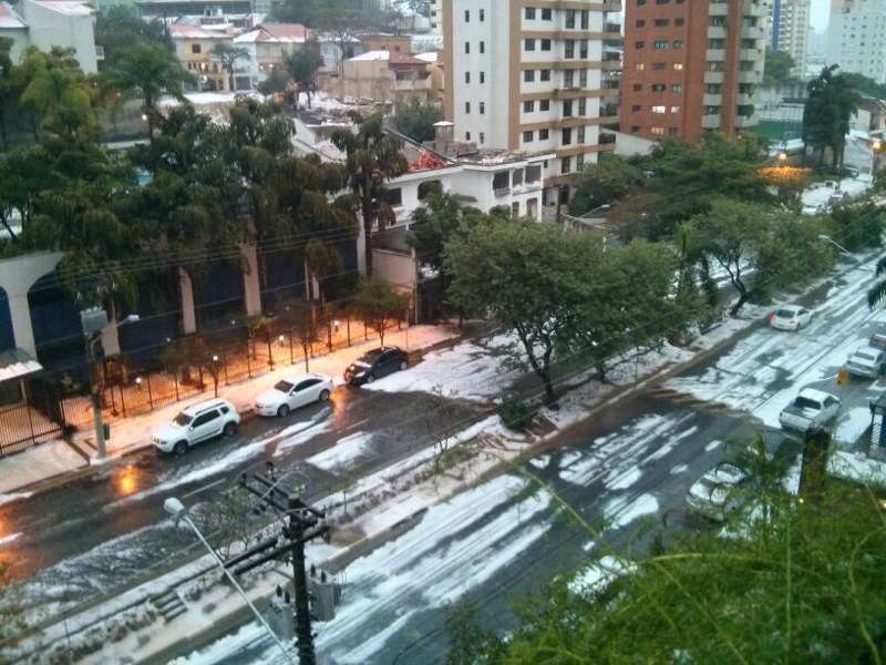 Gelo se acumula na Avenida Pedra Azul, na Aclimação, após forte chuva de granizo que atingiu São Paulo no domingo, dia 18 de maio