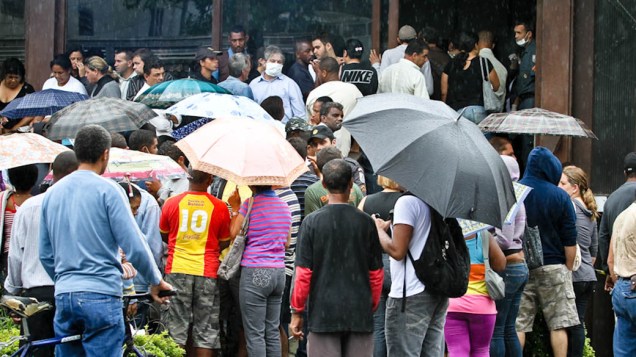 Parentes fazem fila em frente à igreja utilizada como galpão para a identificação de corpos em Teresópolis, Rio de Janeiro - 13/01/2011