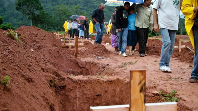 Familiares choram morte das vítimas em Teresópolis, Rio de Janeiro - 13/01/2011