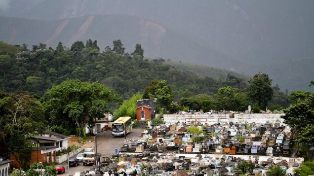 Vista geral do cemitério em Teresópolis, Rio de Janeiro - 13/01/2011