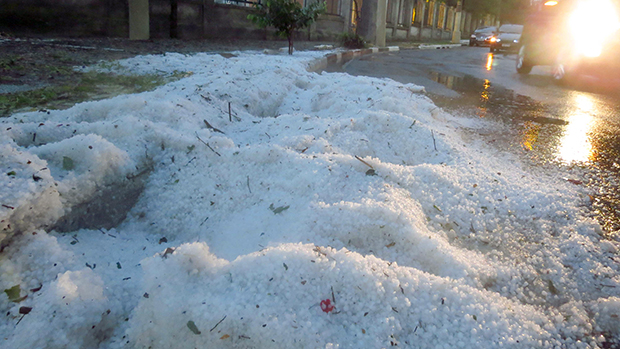 Na Aclimação, chuva de granizo deixa ruas com gelo