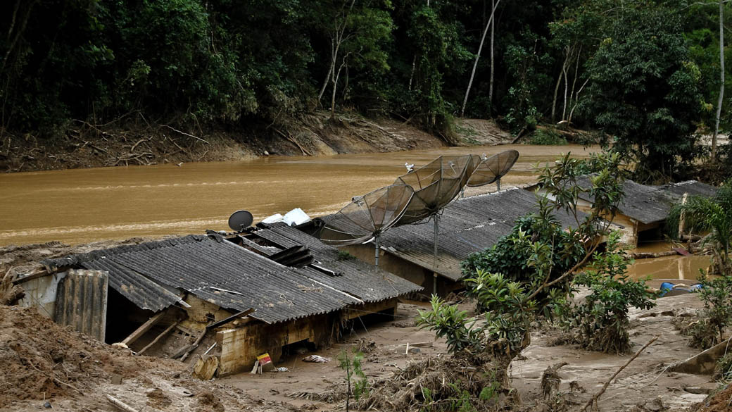Chuvas causam destruição e mortes na Região Serrana do Rio de Janeiro. Na foto, destaque para a destruição no Vale do Cuiabá, bairro devastado no município de Itaipava, Rio de Janeiro – 18/01/2011