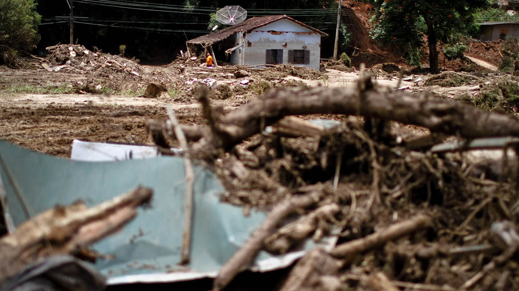 Chuvas causam destruição e mortes na Região Serrana do Rio de Janeiro. Na foto, destaque para a destruição no Vale do Cuiabá, bairro devastado no município de Itaipava, Rio de Janeiro – 18/01/2011