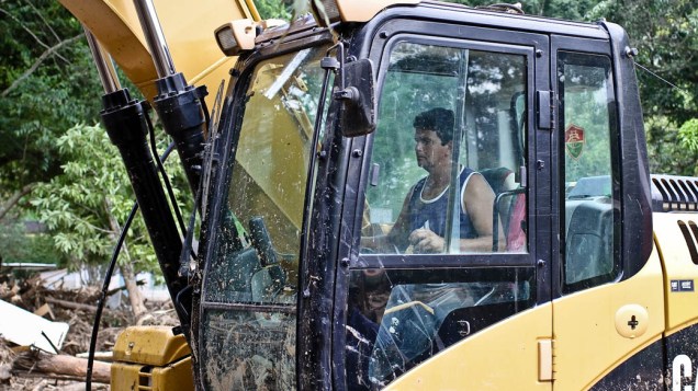 Chuvas causam destruição e mortes na Região Serrana do Rio de Janeiro. Na foto, o operador de escavadeira Eduardo Moreira no Vale do Cuiabá, Rio de Janeiro – 18/01/2011