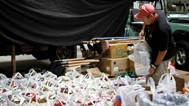 O empresário Milton Tesseroli organiza doação de cestas básicas no galpão onde funciona a oficina de seus Land Rovers, usados para ajudar em resgates