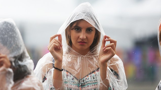 Público enfrenta chuva durante o segundo dia do Festival Lollapalooza 2015, no Autódromo de Interlagos, em São Paulo