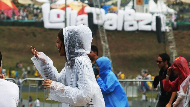 Público enfrenta chuva durante o segundo dia do Festival Lollapalooza 2015, no Autódromo de Interlagos, em São Paulo