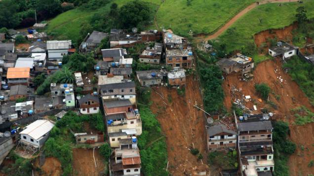 Foto aérea mostra deslizamento de terra em Nova Friburgo, Rio de Janeiro - 13/01/2011
