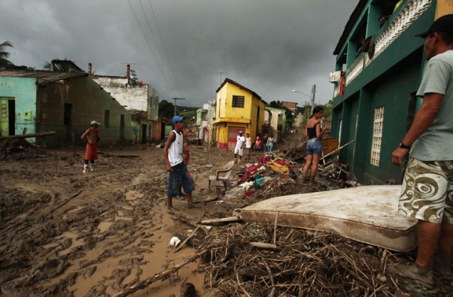 Moradores de Catende tentam amenizar os estragos causados pela chuva.