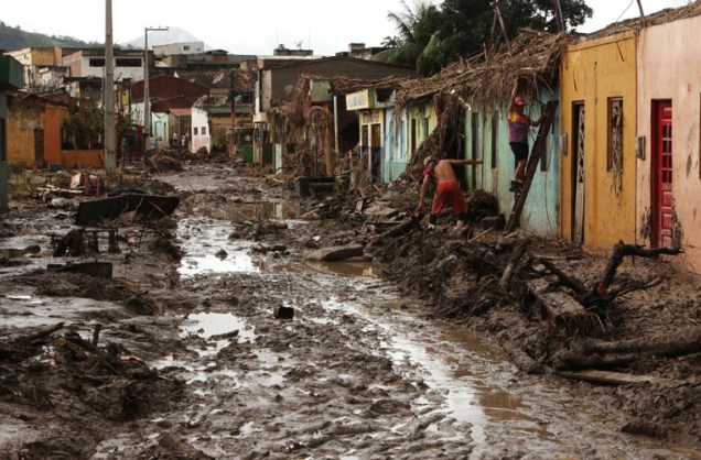 Moradores de Catende tentam amenizar os estragos causados pela chuva.