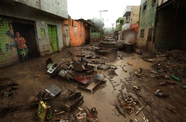 Moradora da cidade de Catende olha para o caos causados pela chuva.