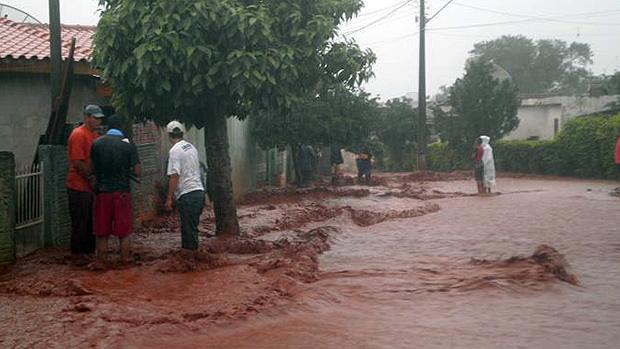 Aproximadamente 113.000 pessoas foram afetadas por fortes temporais que atingiram municípios das regiões Norte e Noroeste do Paraná durante o último final de semana