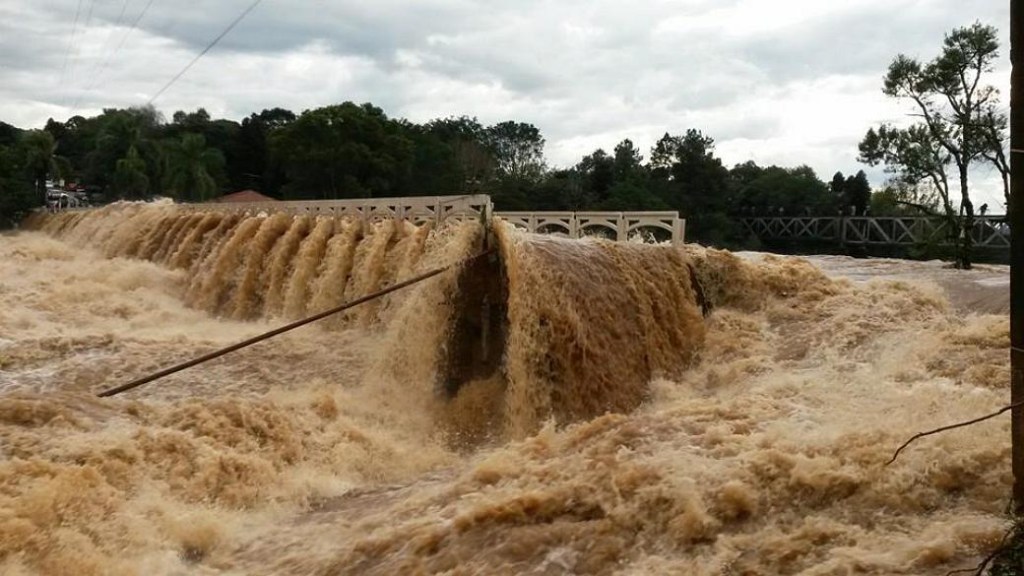Ponte no município de Guarapuava, em situação de emergência por causa dos temporais