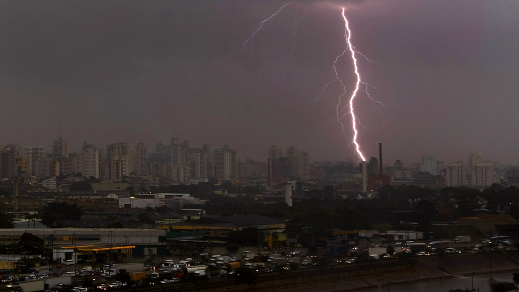 Raio cai na região da Lapa, chuva deixa parte de SP em atenção e causa pontos de alagamento