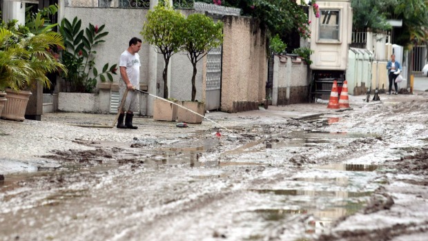 Rua da Tijuca coberta de lama na manhã desta terça-feira: o bairro, na zona Norte do Rio, é um dos mais atingidos pela chuva