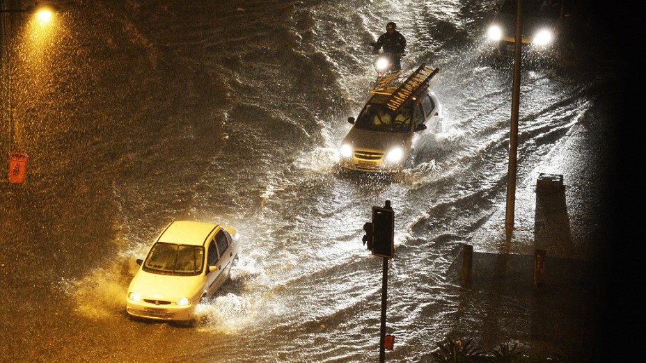 Chuva forte causa alagamentos no Rio de Janeiro, na noite desta terça-feira (15)