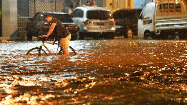 Forte chuva atinge a zona norte da cidade do Rio de Janeiro e causa pontos de alagamento, na noite desta terça-feira (15)