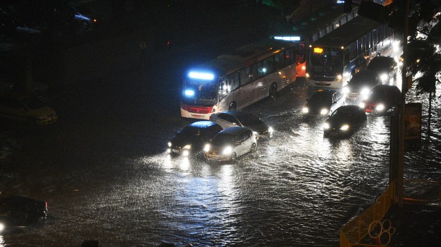 Forte chuva atinge a zona norte da cidade do Rio de Janeiro e causa pontos de alagamento, na noite desta terça-feira (15)